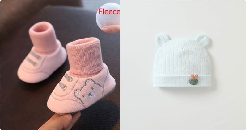 11〜13cm赤ちゃん用 室内向けやわらか布ルームシューズ 滑り止め付き 靴下一体型 裏起毛フリース ピンク と くま耳付きベビーニット帽を並べた 秋冬向け室内用トドラーシューズギフトセット風イメージ写真

