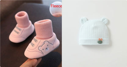 11〜13cm赤ちゃん用 室内向けやわらか布ルームシューズ 滑り止め付き 靴下一体型 裏起毛フリース ピンク と くま耳付きベビーニット帽を並べた 秋冬向け室内用トドラーシューズギフトセット風イメージ写真
