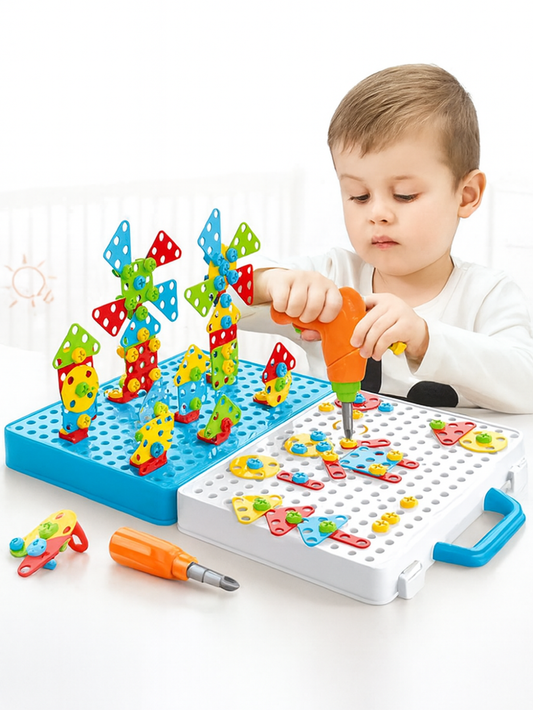 幼児が電動ドリルでネジを締めながら、水色のボード上にカラフルな羽根付き立体風車ブロックをいくつも並べている様子
