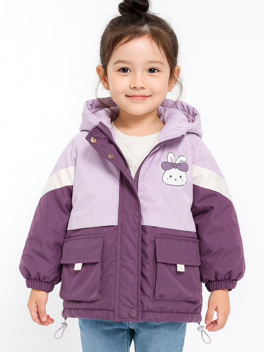 パープルの厚手中綿ジャケットを着た女の子が正面を向いて立っている冬コーデイメージ写真
