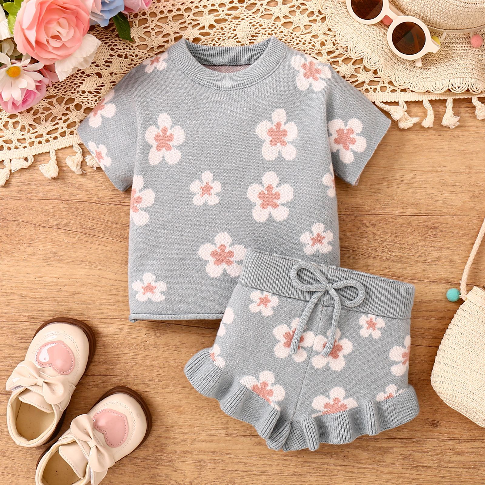 花柄半袖ニットトップスとフリルショートパンツのコーデ全体イメージ
