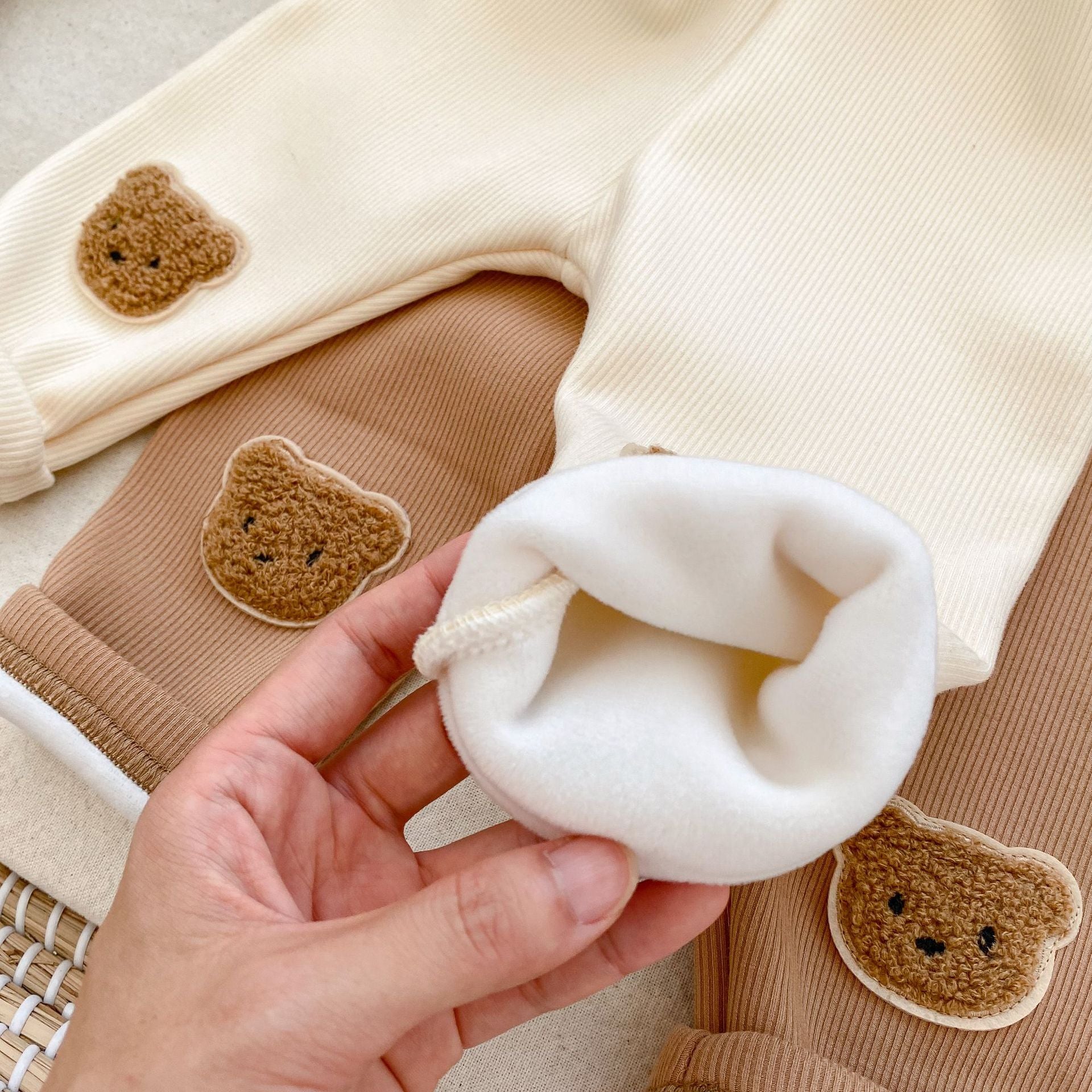 秋冬コーデにぴったりなコットン素材ベビーロングパンツの質感が分かる生地アップ
