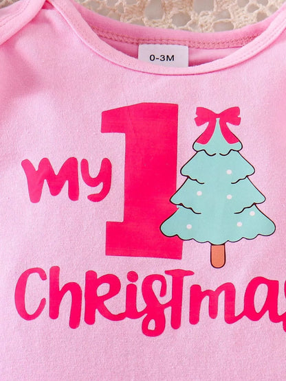 MY 1 Christmasロゴとツリーイラストがプリントされたピンクベビークリスマストップス胸元アップ
