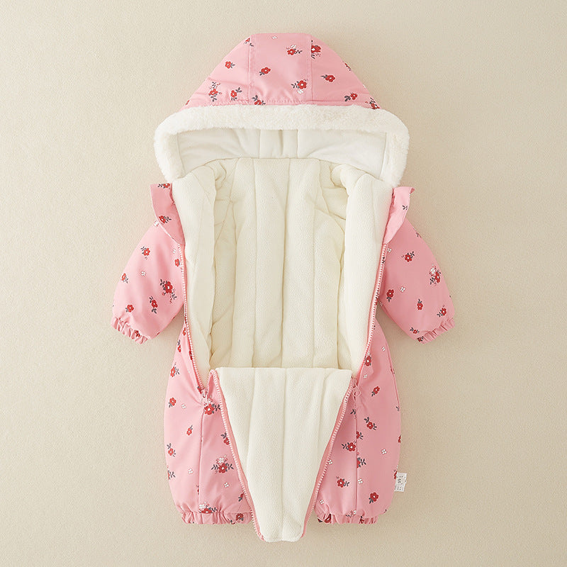 小物と一緒にスタイリングされたネイビーカラーのカバーオール
