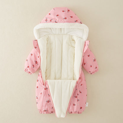 小物と一緒にスタイリングされたネイビーカラーのカバーオール
