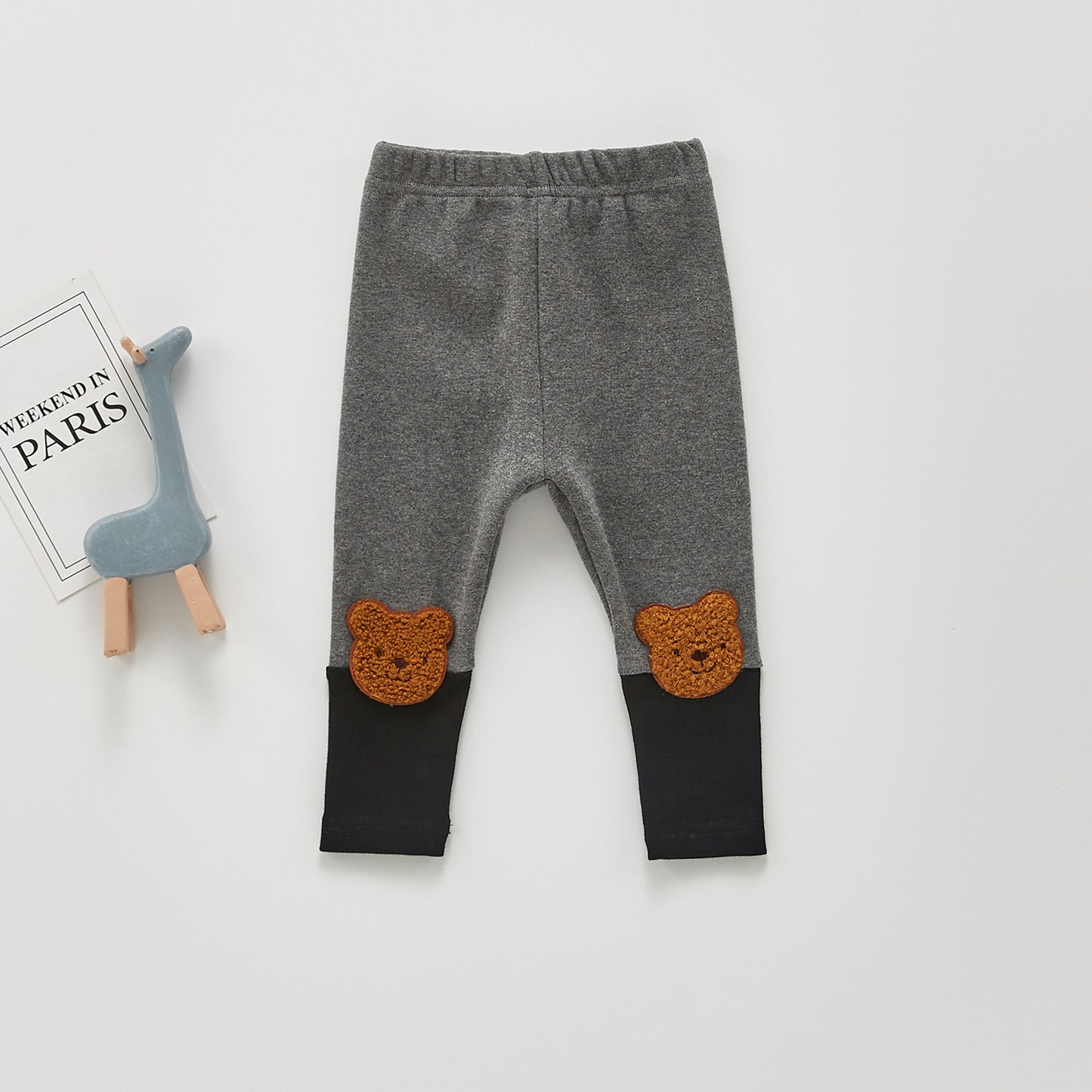 ダークグレーの子どもロングパンツ前面とくまワッペンの組み合わせがシックな印象
