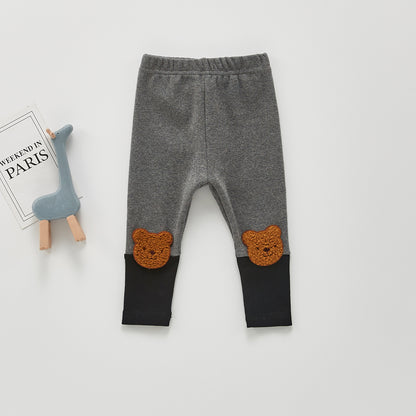 ダークグレーの子どもロングパンツ前面とくまワッペンの組み合わせがシックな印象
