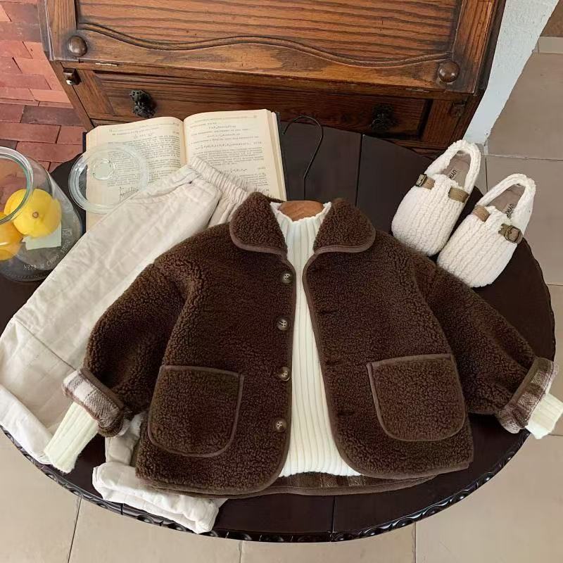 テーブルの上に広げられたブラウン無地ボアジャケットの正面写真
