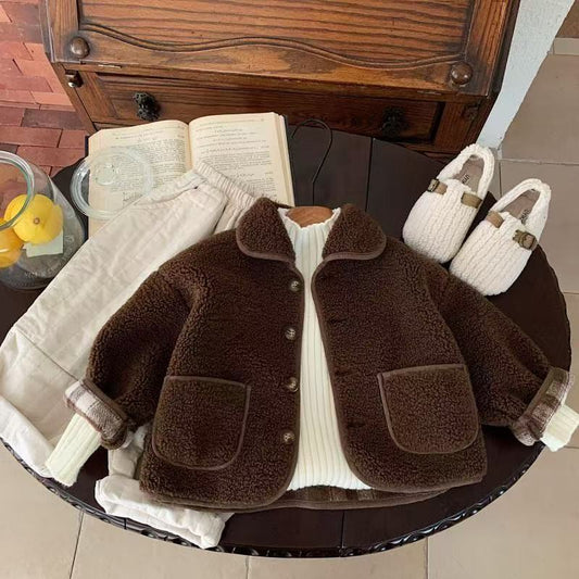 テーブルの上に広げられたブラウン無地ボアジャケットの正面写真
