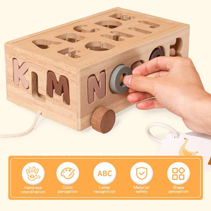木製レターカーにアルファベットをはめ込む遊び方イメージ 文字あわせ知育
