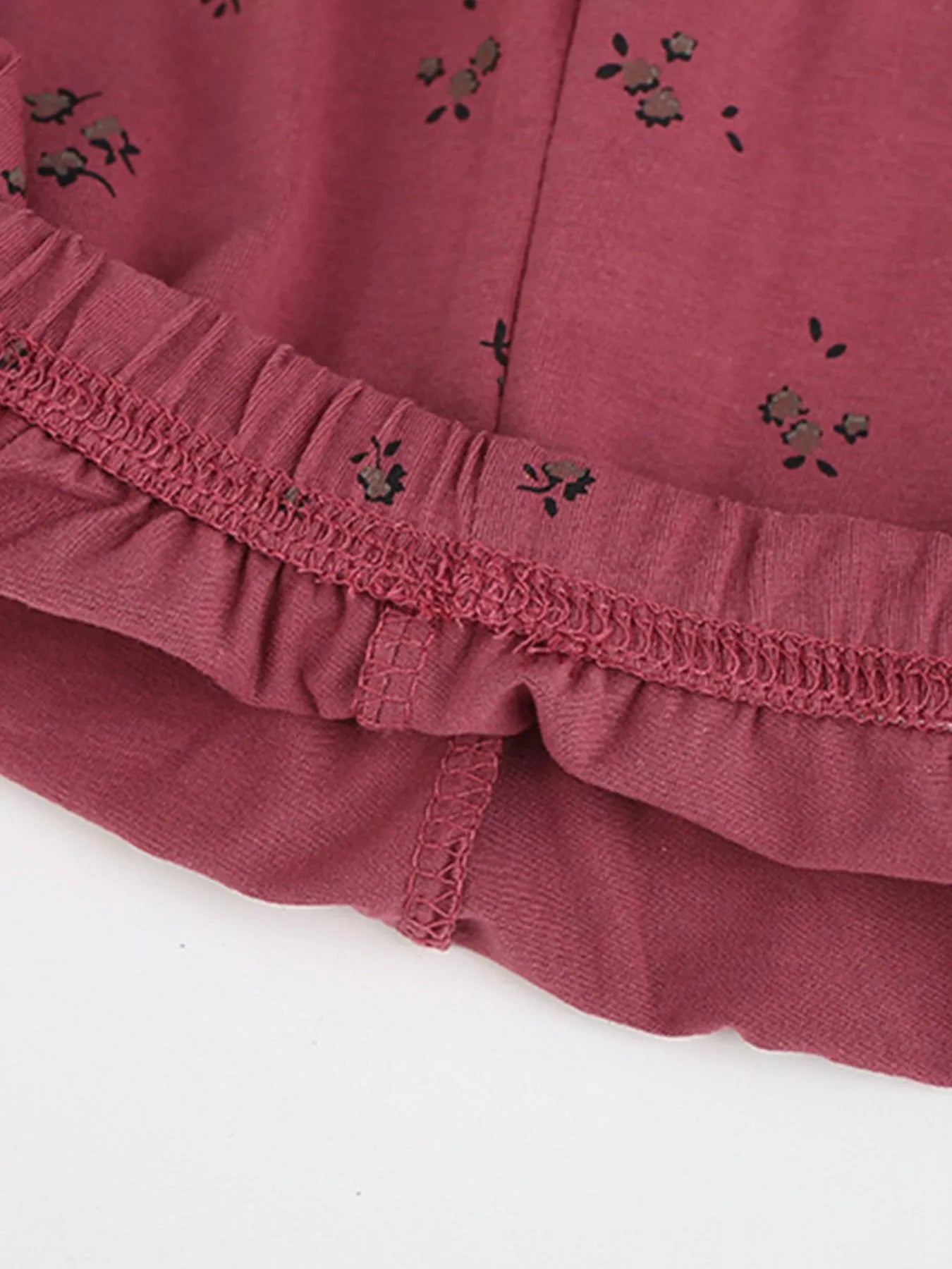 ワインレッドの子ども用パンツ裾ギャザーと小さな柄のディテールアップ
