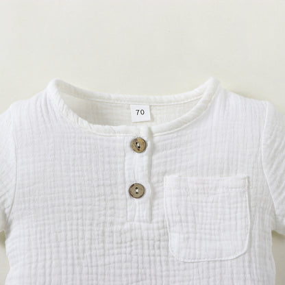 ホワイト半袖トップスの前ボタンと胸ポケットのディテール
