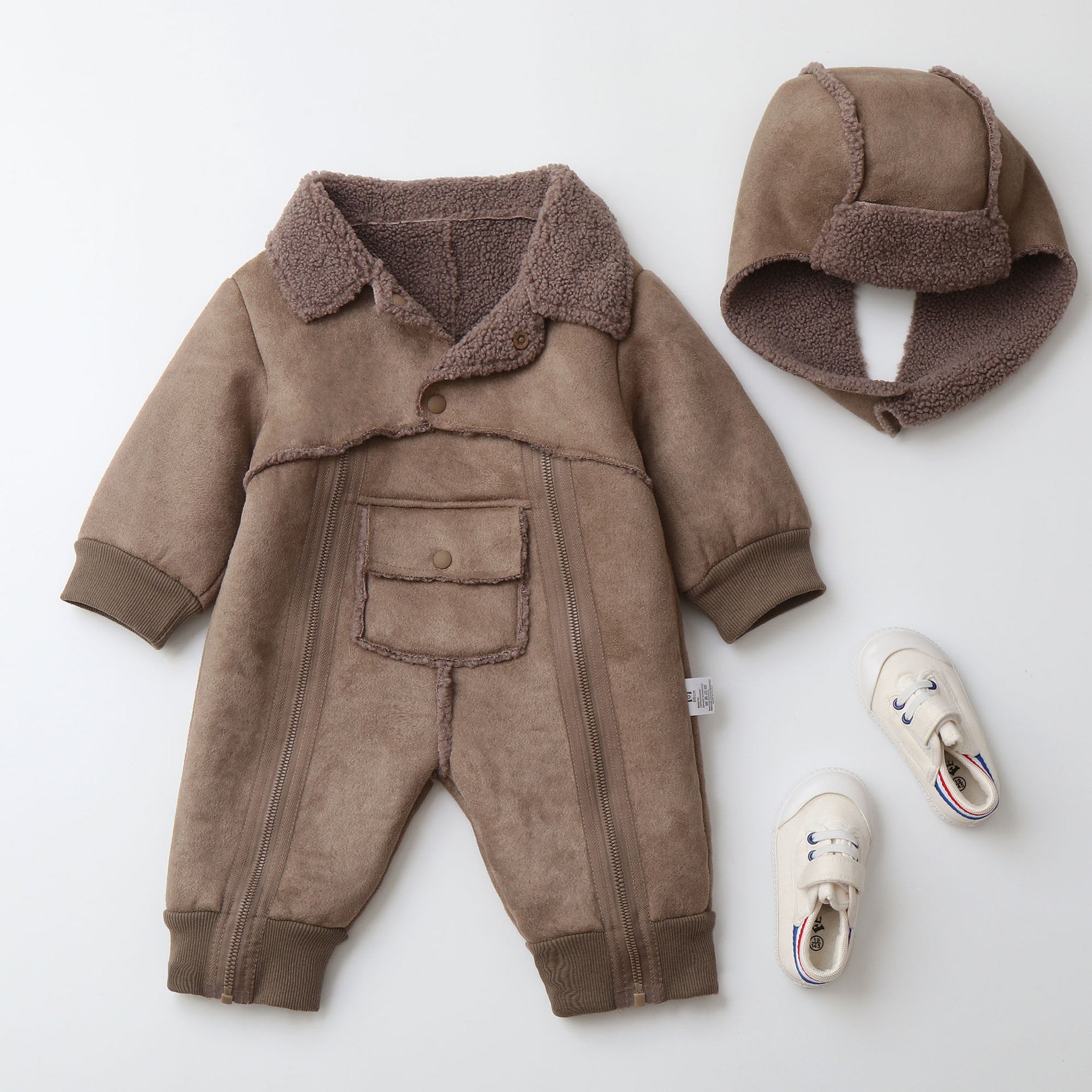 ブラウンカラーの厚手ベビーロンパース
