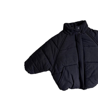 袖口と裾のシルエットがわかる子供用厚手ショートコートのクローズアップ
