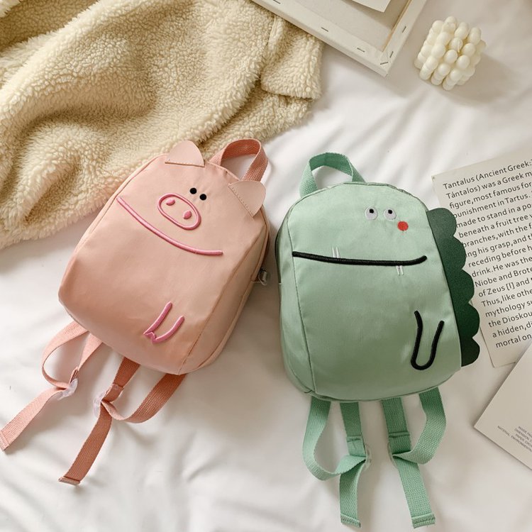 ナイロン軽量 キッズバックパック 20L以下 ファスナー開閉 証明書ポケット ぶた きょうりゅう 中サイズ