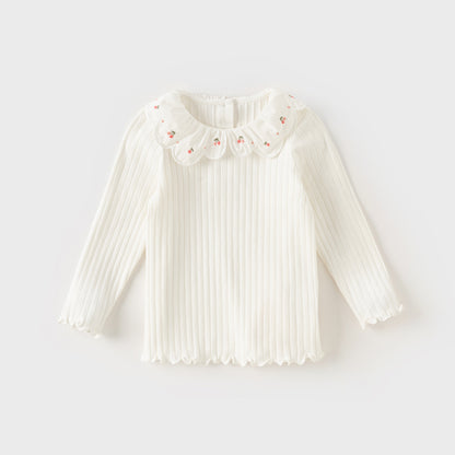 ホワイトトップスの質感とデザイン
