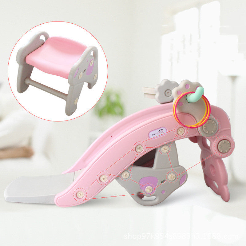 ロッキングホース前面のくまさんフェイスデザインのクローズアップ（くまさんデザイン遊具）
