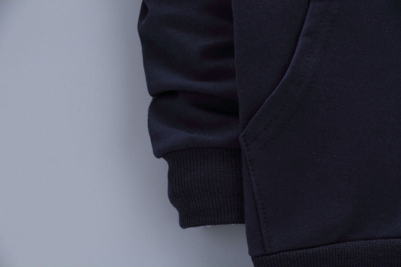 ブラックの子ども用ジャケットの袖とポケット位置が分かるサイドディテール画像
