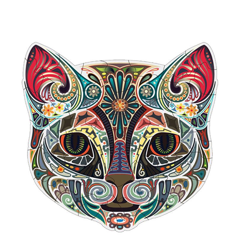 木製アート動物パズルの複数ピースがテーブルに並び、ユーザーが形状や模様の違いを観察しながら慎重に組み合わせている様子を詳細に描写した長文ALTテキスト。モンテッソーリ的視覚認知と集中の発達を説明。
