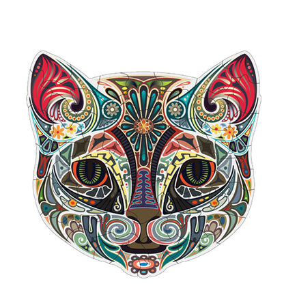 木製アート動物パズルの複数ピースがテーブルに並び、ユーザーが形状や模様の違いを観察しながら慎重に組み合わせている様子を詳細に描写した長文ALTテキスト。モンテッソーリ的視覚認知と集中の発達を説明。
