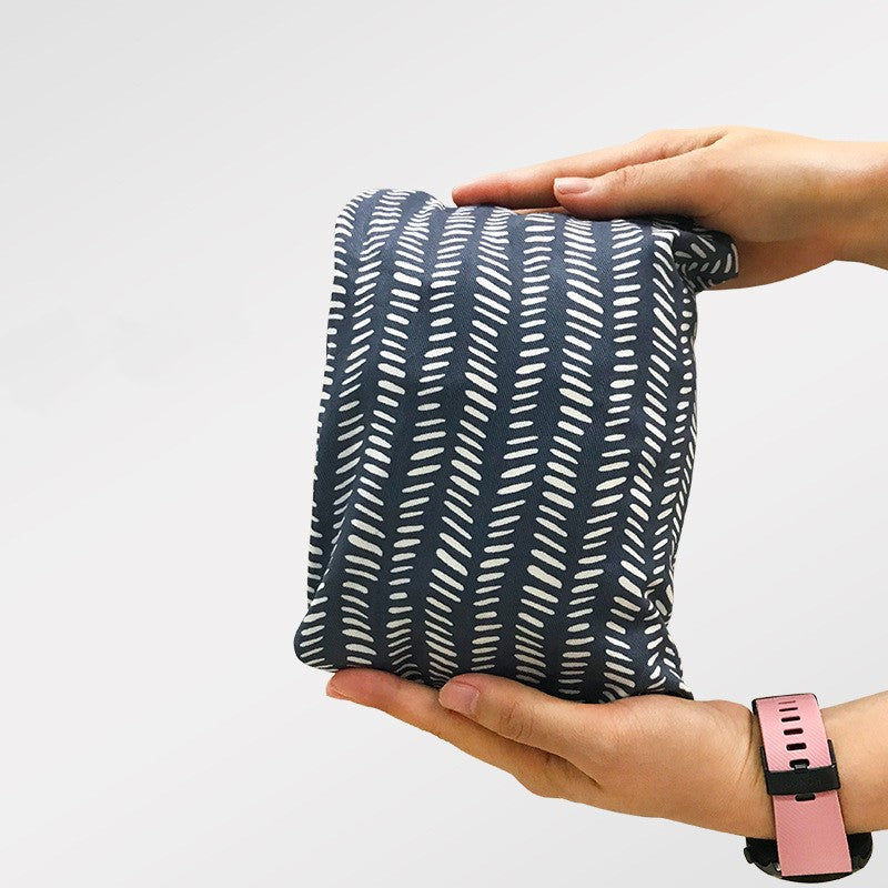 抱っこ紐をコンパクトにまとめた携帯イメージ（持ち運び）
