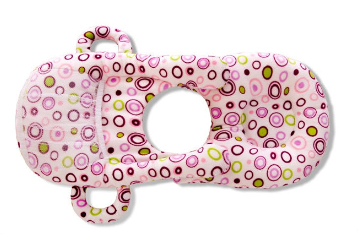 ピンクフラワー柄のベビー授乳クッションがやさしい光の中で撮影された商品写真 (授乳クッション ベビーピロー ピンクフラワー)
