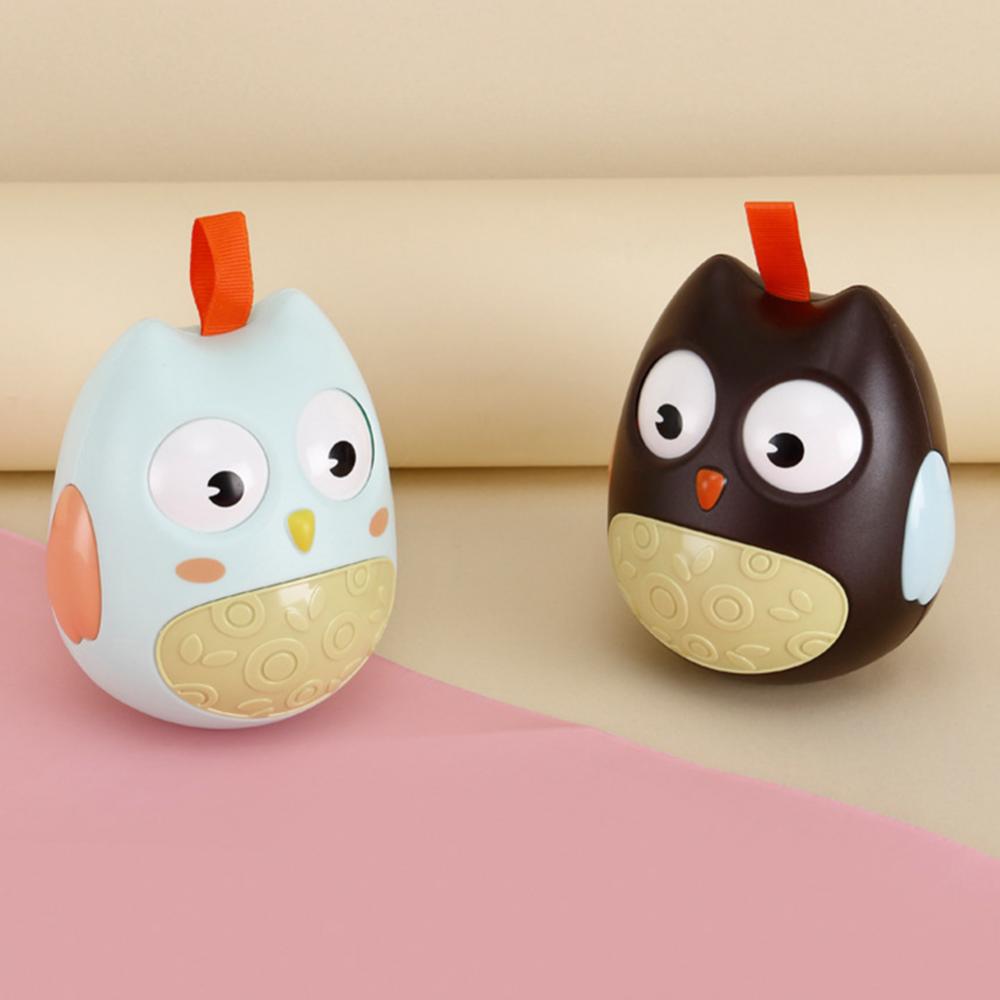 ピンクの背景の上にライトブルーのフクロウタンブラーとダークブラウンのフクロウタンブラーが並んで立っている商品写真
