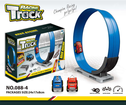 子どもがスタート位置のレバーを押してレーシングカーを発射しようとしている手元
