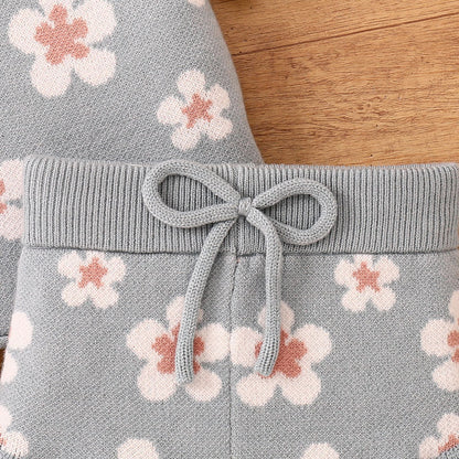 ショートパンツのウエストリブとリボン結びのディテール
