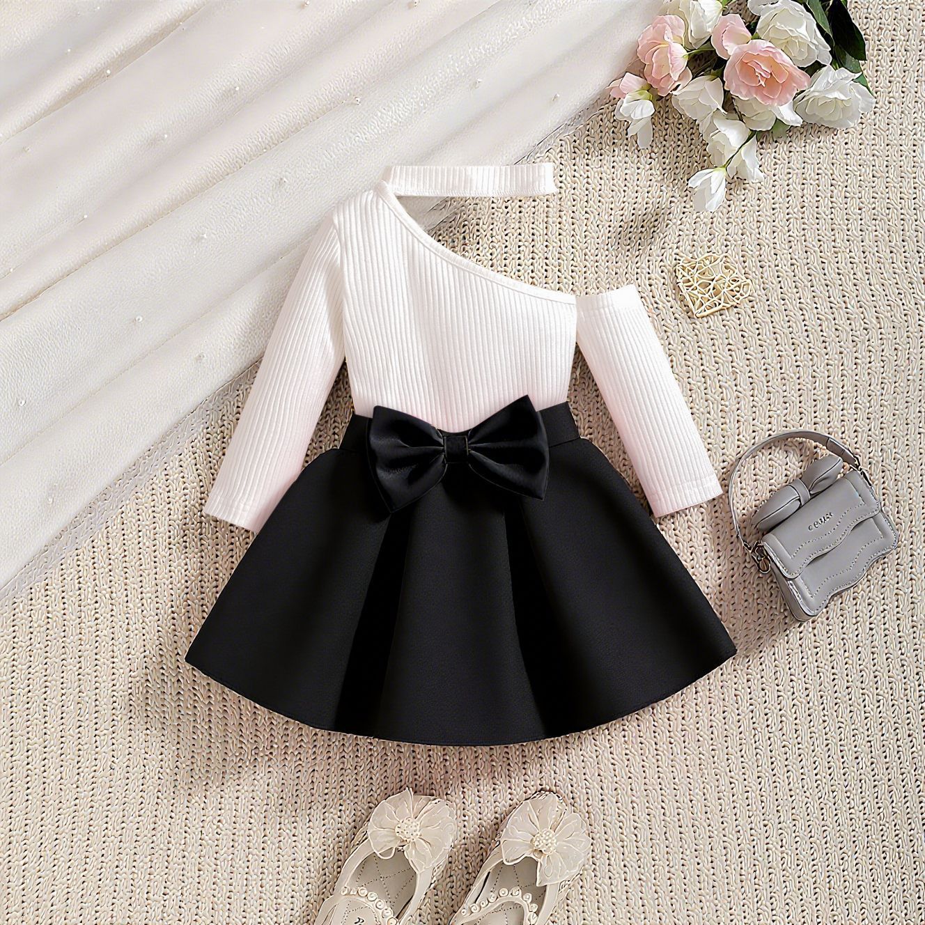 ふんわり広がるスカートシルエットが分かる横向き写真
