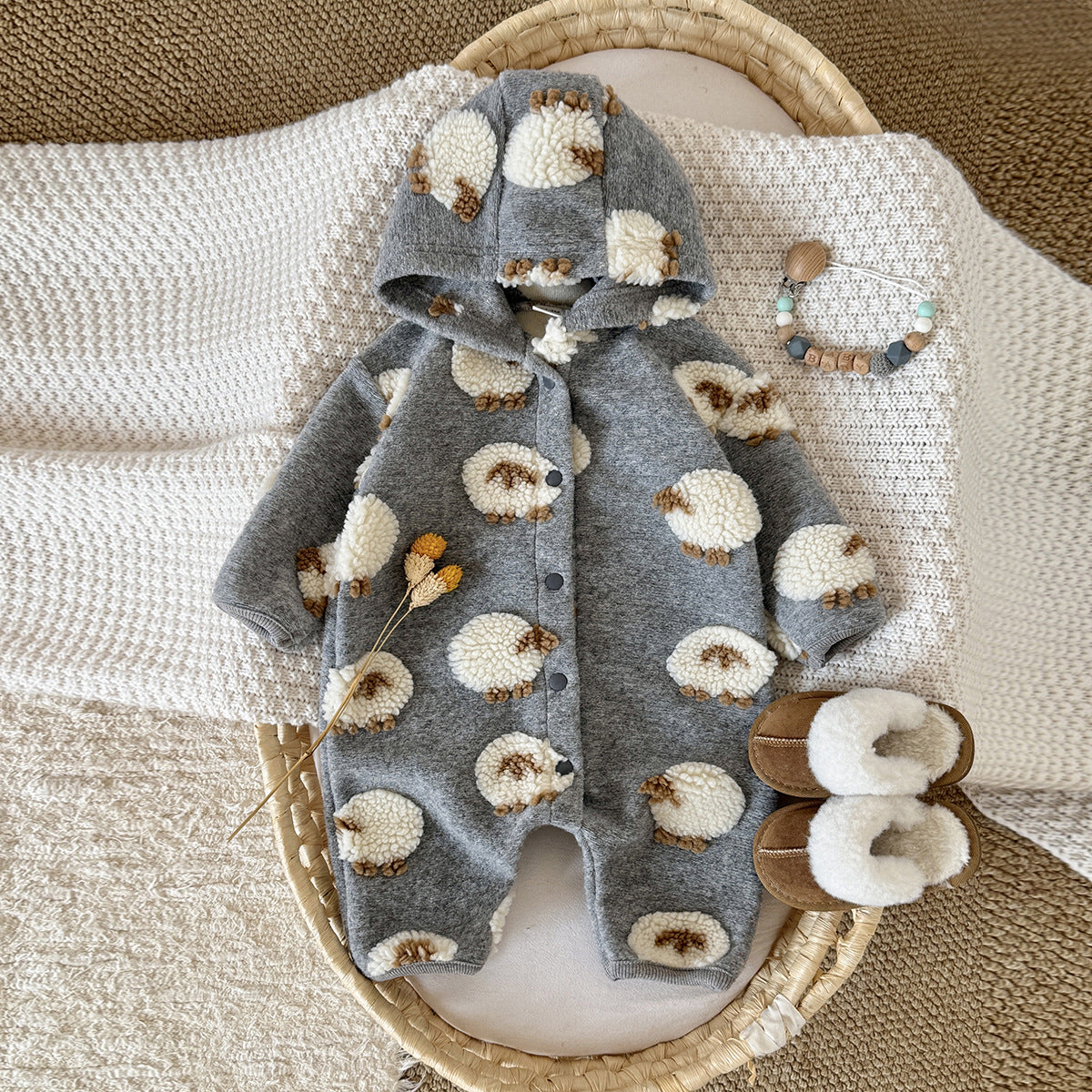 ふわもこ厚手フリースで冬をぬくぬく包む ひつじモチーフが愛らしい 赤ちゃんフード付きカバーオール ポリエステルフリース 1~18ヶ月