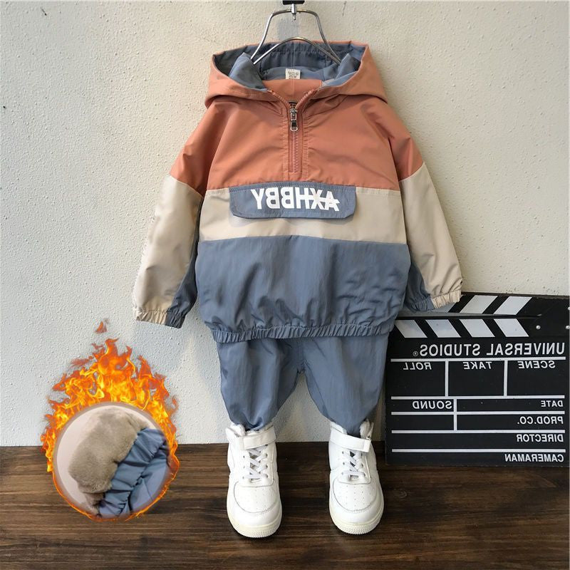 フード周りと肩まわりの切り替え配色が特徴的なキッズパーカー
