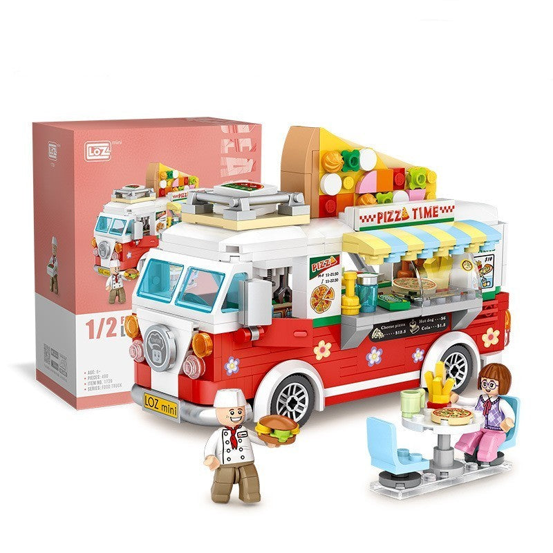 ピザテーマのフードトラック型ミニブロックセット。赤とホワイトの車体、ピザタイム看板、調理カウンター、ピザ焼き窯、バルコニー式サービングウィンドウ、食事テーブル、シェフと女の子フィギュア付き。創造力・集中力・空間認識力を育てる知育ビルディングトイ。幅11.5cm×高さ9.5cmのコンパクトサイズ。
