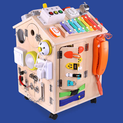 幼児が遊ぶ木製知育ビジーハウスおもちゃ
