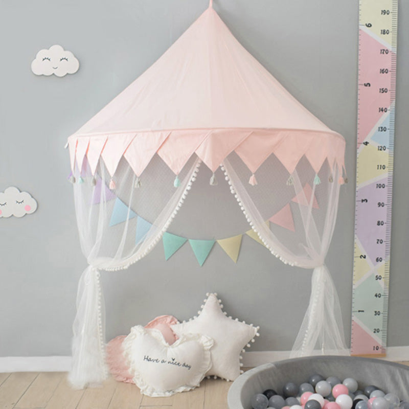 ピンクの天蓋蚊帳キャノピーの下にクッションとラグを敷いた読み聞かせスペースのイメージ（子ども部屋 読み聞かせコーナー用天蓋）
