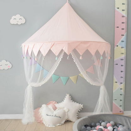 ピンクの天蓋蚊帳キャノピーの下にクッションとラグを敷いた読み聞かせスペースのイメージ（子ども部屋 読み聞かせコーナー用天蓋）
