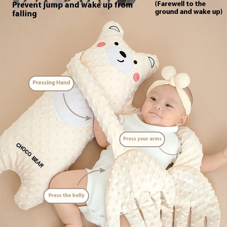 ベビーが寄りかかっている小麦パーム風抱きまくらクッション正面写真
