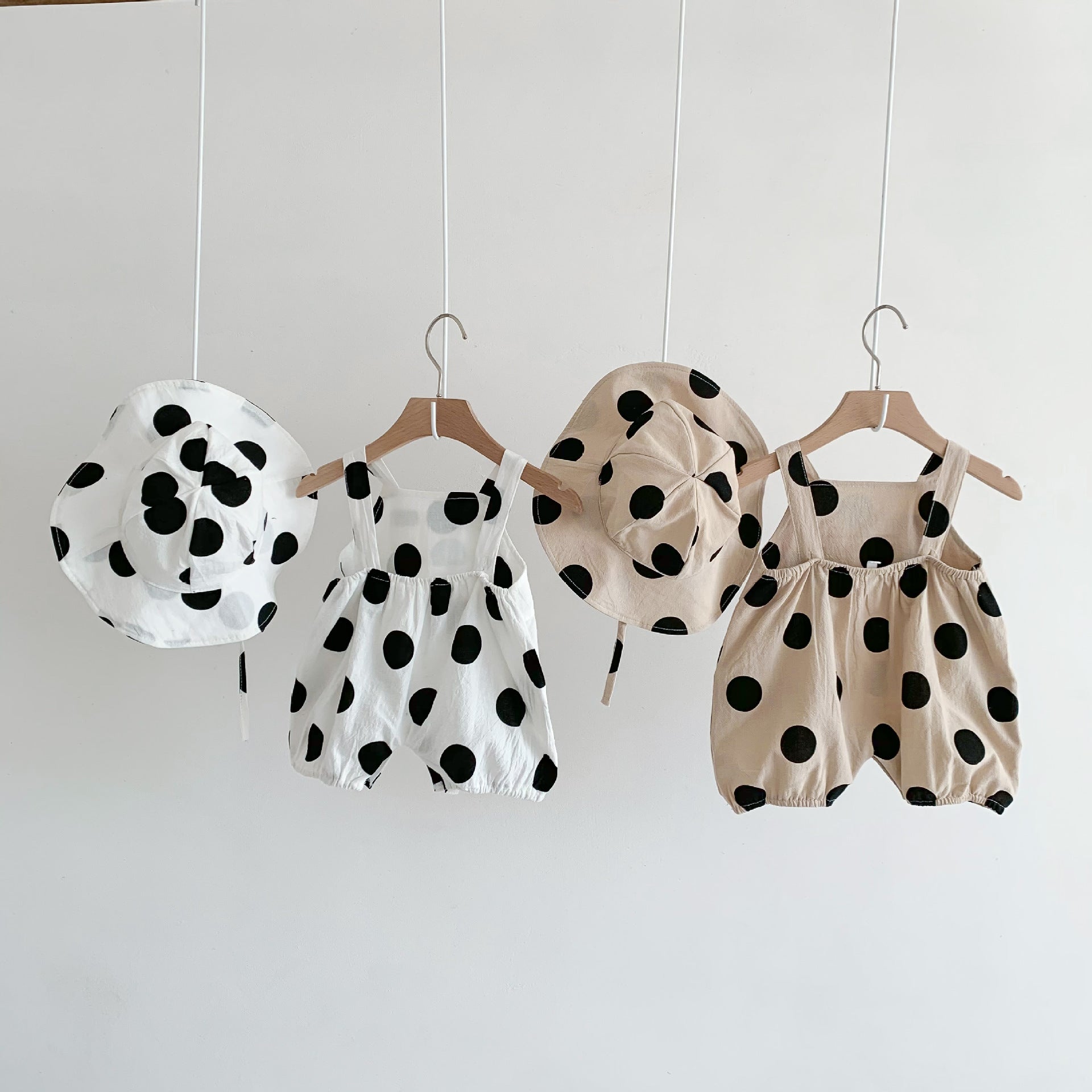 ドット柄サロペットロンパースの全体デザイン
