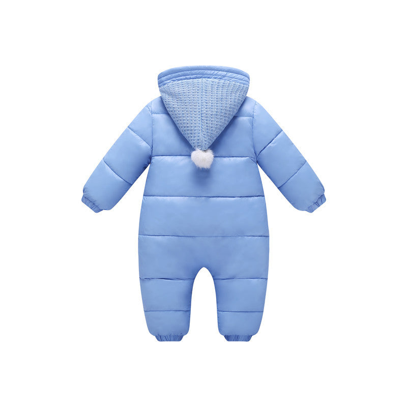 フード部分を強調して撮影したピンクナイロン素材のベビーロンパースのアップ
