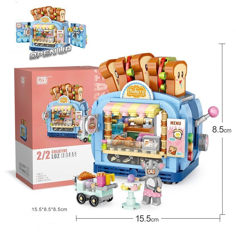 ベーカリーテーマのフードトラック型ミニブロックセット。巨大トーストのデコレーション、パステルカラーの店舗、ガラスショーケースに並ぶパンとスイーツ、メニュー看板、カウンター、ベビーカー付きワゴン、テーブルセット、ねずみ着ぐるみフィギュア、小物アクセサリー多数。創造力・集中力・空間認識力を育てる知育ビルディングトイ。幅15.5cm×高さ8.5cm。
