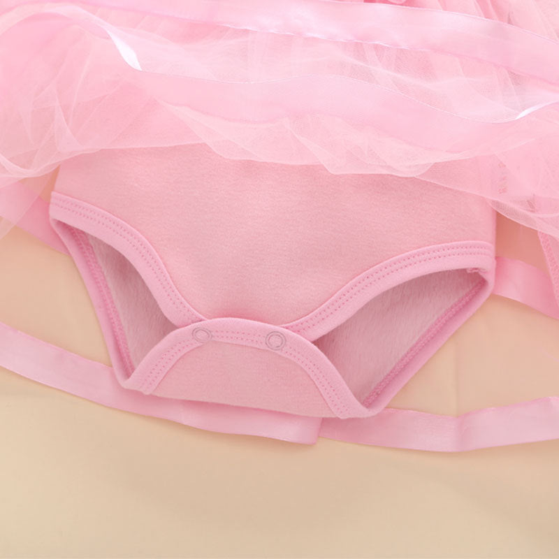 ふんわり広がるスカートデザインのベビーワンピース
