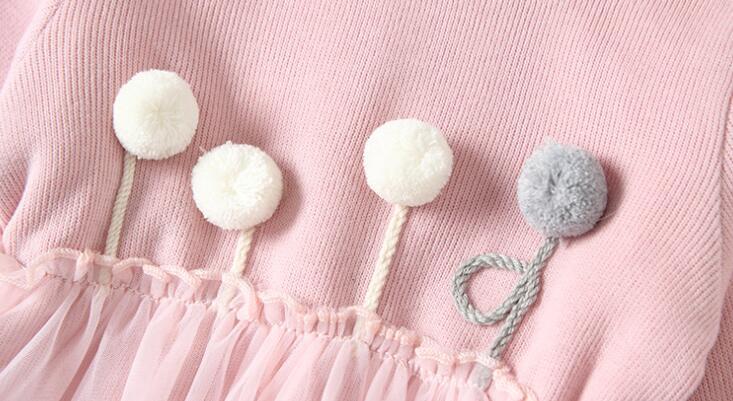 袖口と首元の縫製ディテールの拡大ショット
