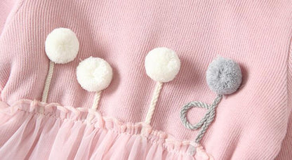 袖口と首元の縫製ディテールの拡大ショット
