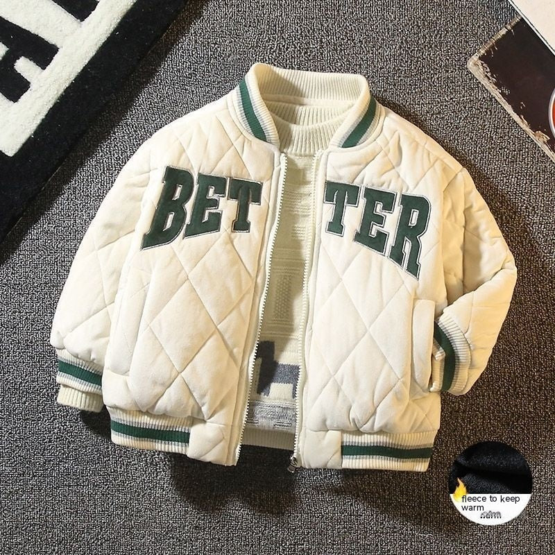 ベージュのキルティング中綿ジャケットを広げてシルエットが分かるように写した画像
