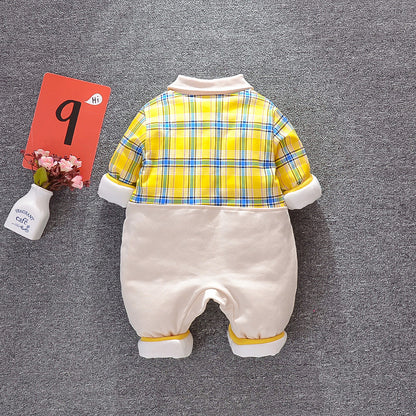 イエローチェック柄トップのクマポケット付き長袖ベビーロンパース背面スタイル
