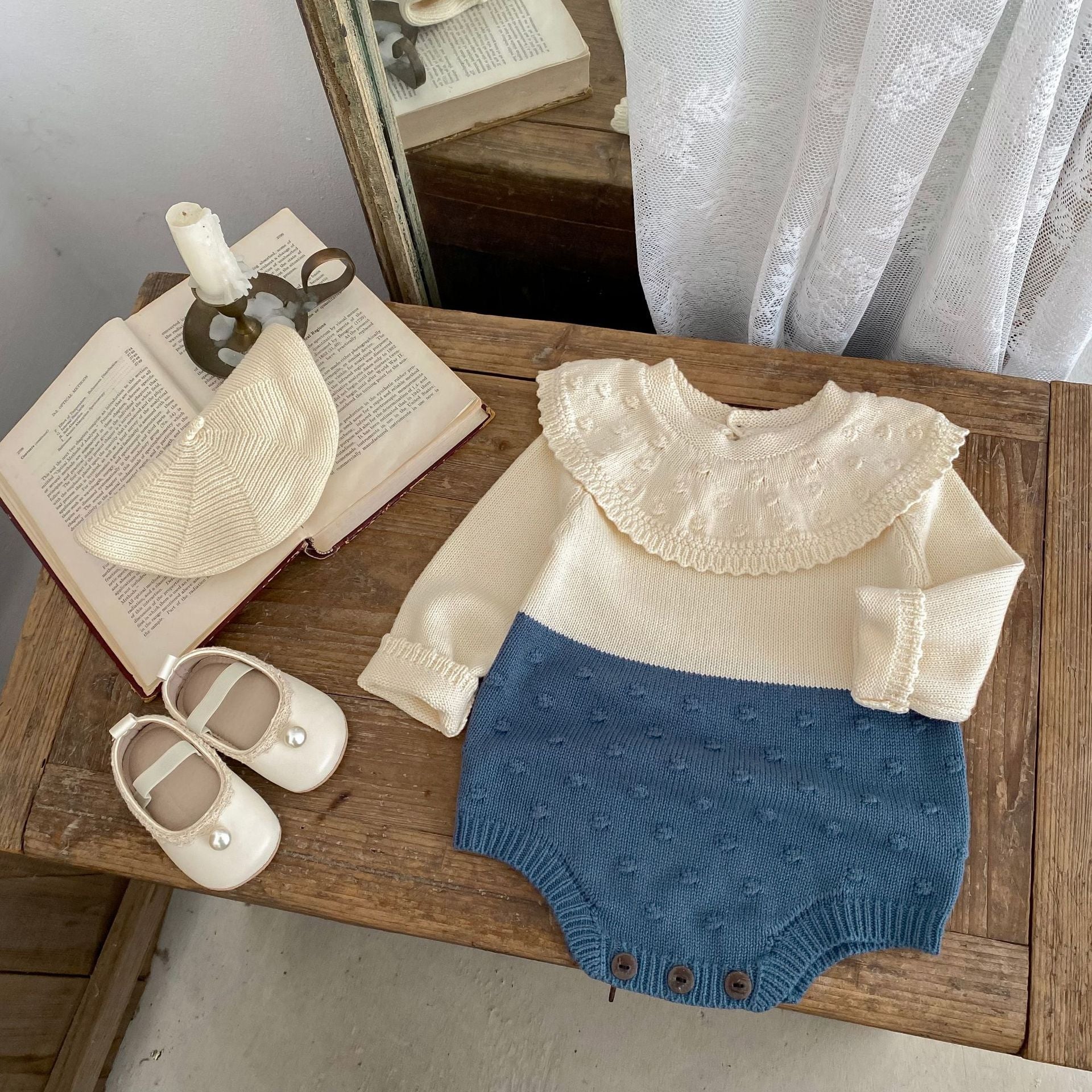 アプリコットホワイトのボディスーツと小物を合わせたコーディネート風ショット
