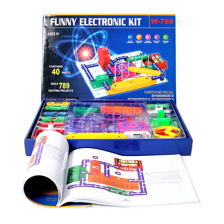開いた学習ブックレットとカラフルなパーツが並んだFUNNY ELECTRONIC KIT W-789DIY電子ブロックSTEM学習キット一式のイメージ
