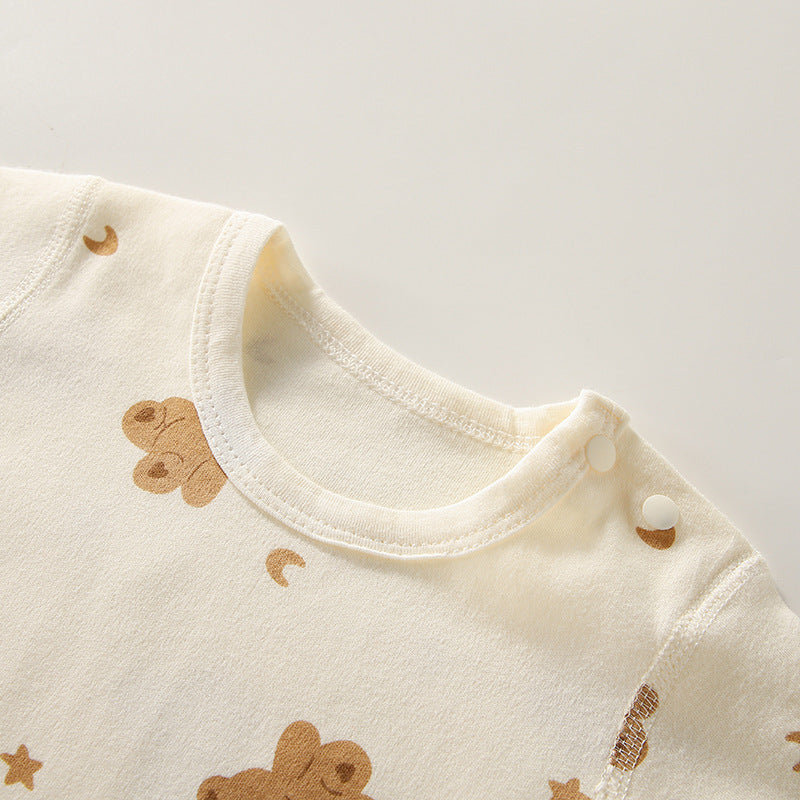 長袖トップスとハイウエストパンツのベビー寝間着セットを平置きした画像
