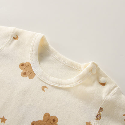 長袖トップスとハイウエストパンツのベビー寝間着セットを平置きした画像
