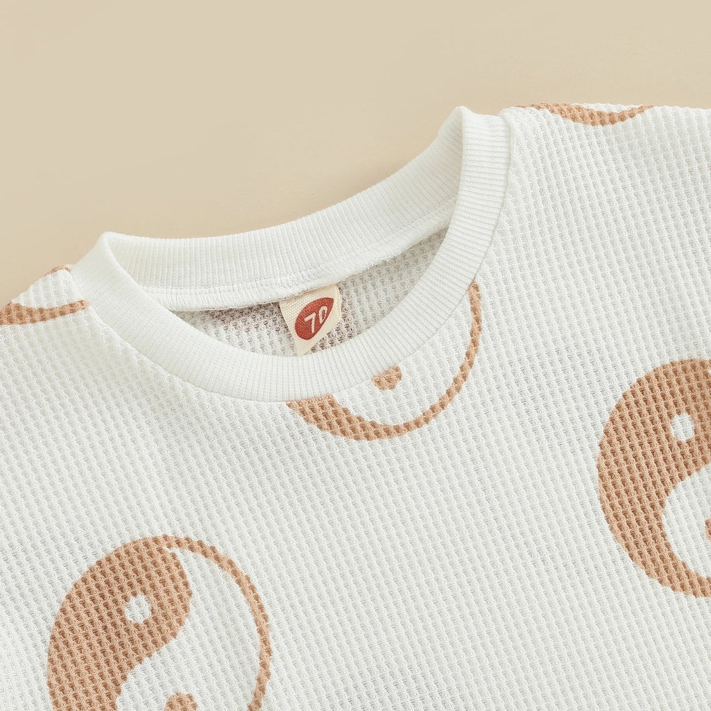 クルーネック仕様のベビー長袖ロンパース襟元ディテール
